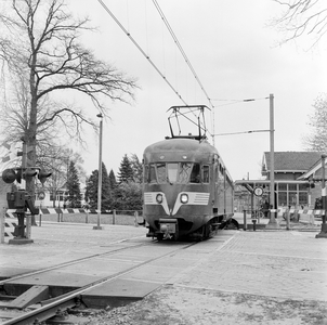 126581 Afbeelding van een electrisch treinstel mat. 1946 van de N.S. bij vertrek uit het N.S.-station Soestdijk te Soest.